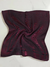 Fe Shiny Geometric Scarf