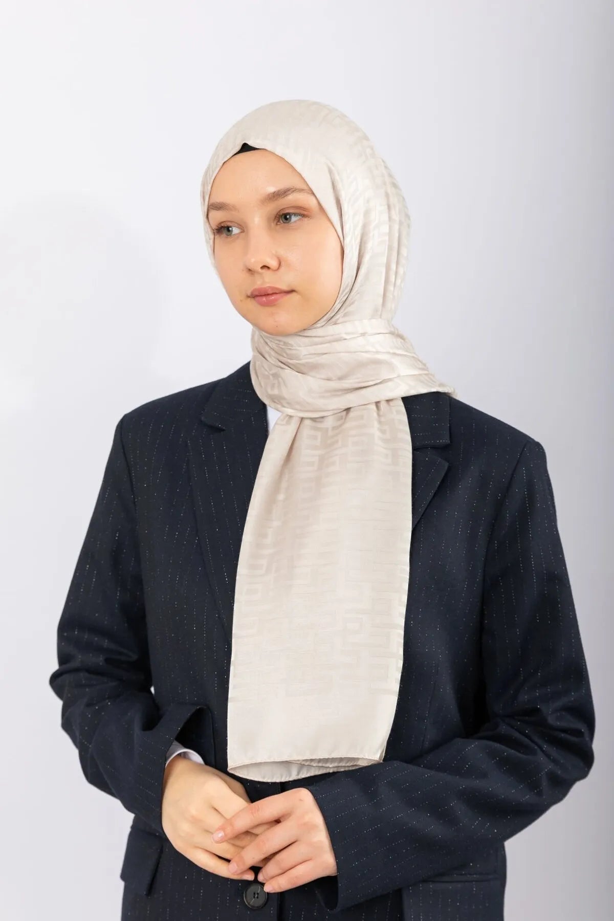 Jacquard stoles with geometric design