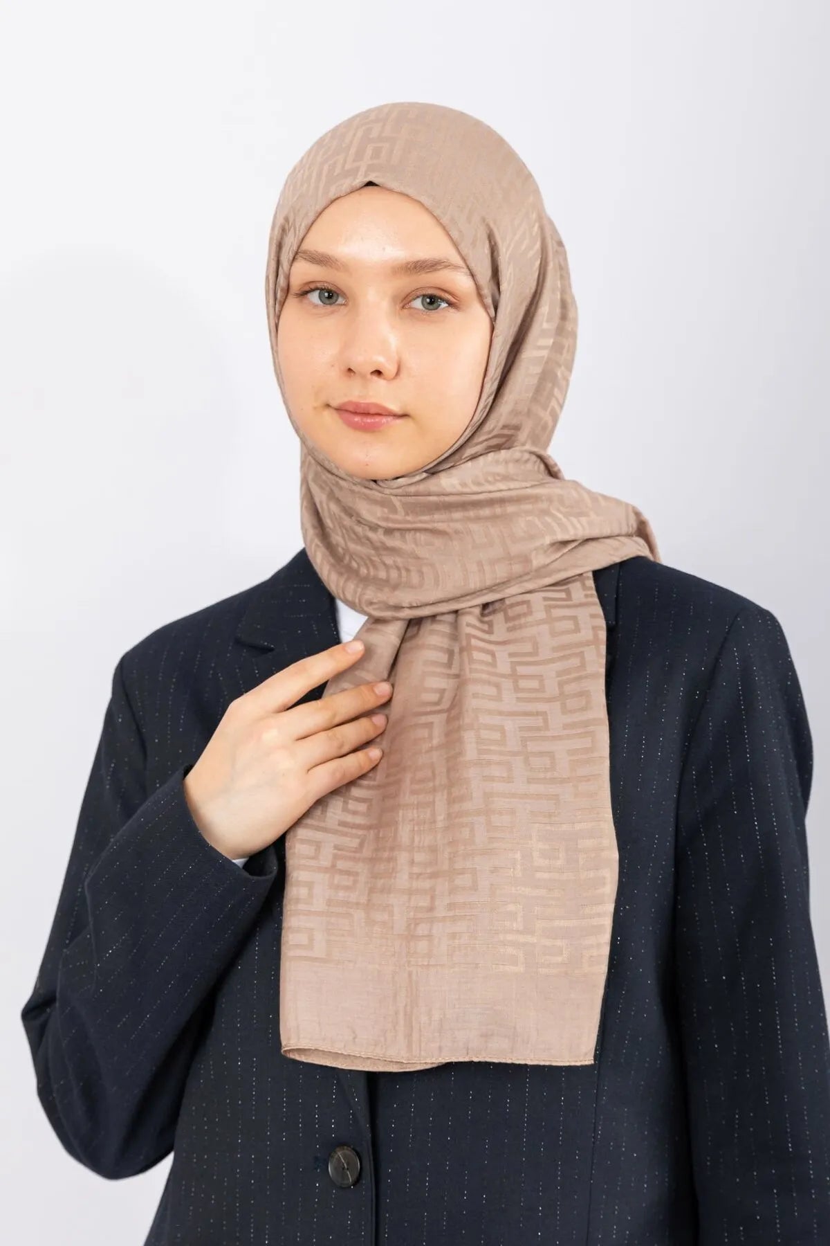 Jacquard stoles with geometric design