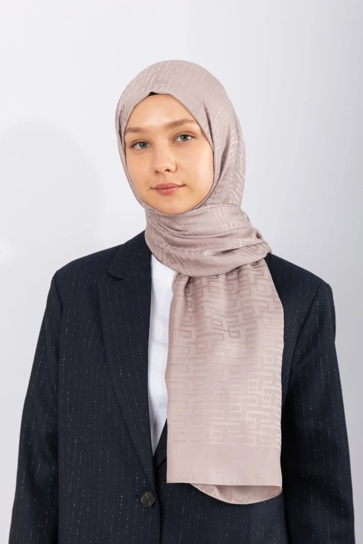 Jacquard stoles with geometric design