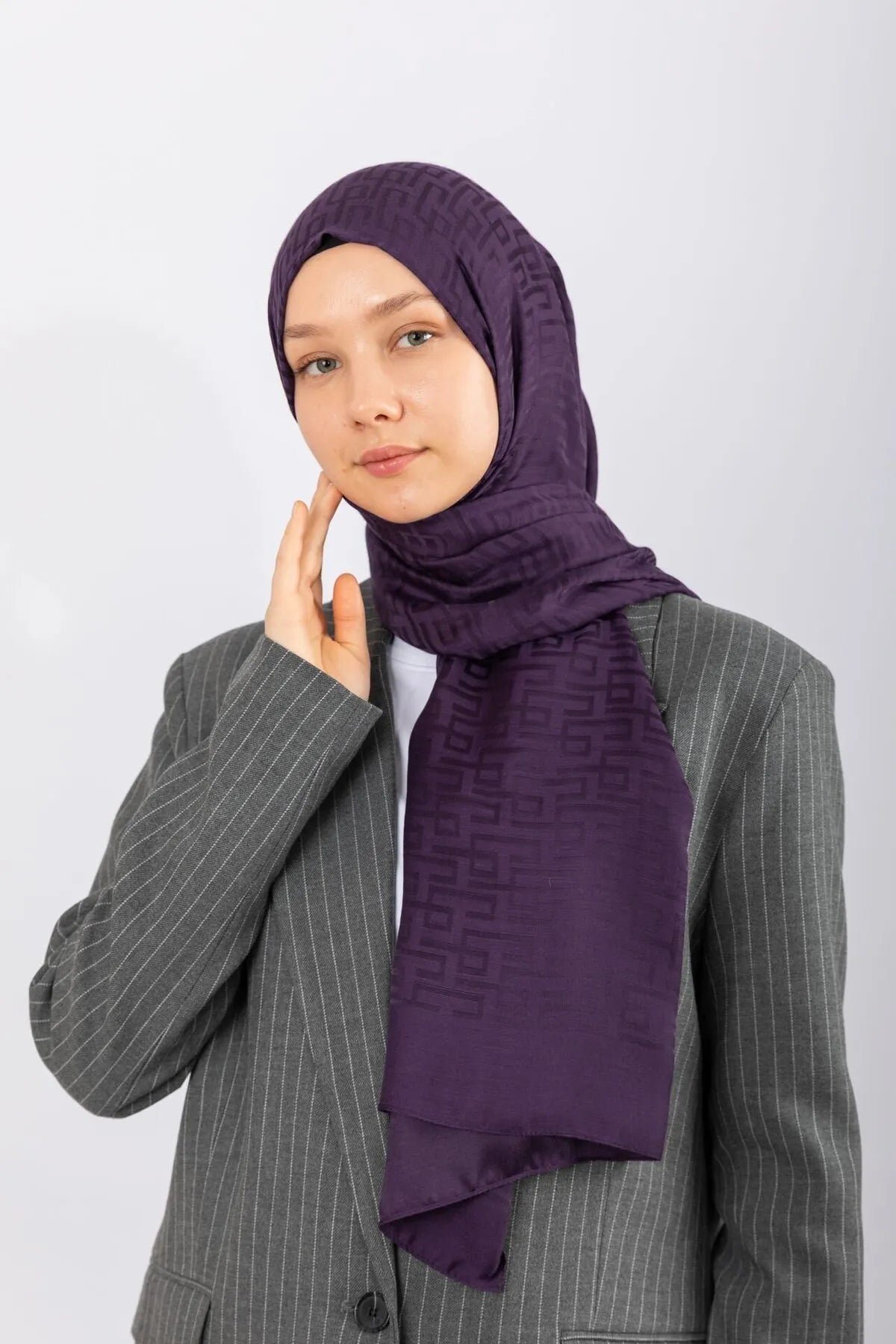 Jacquard stoles with geometric design