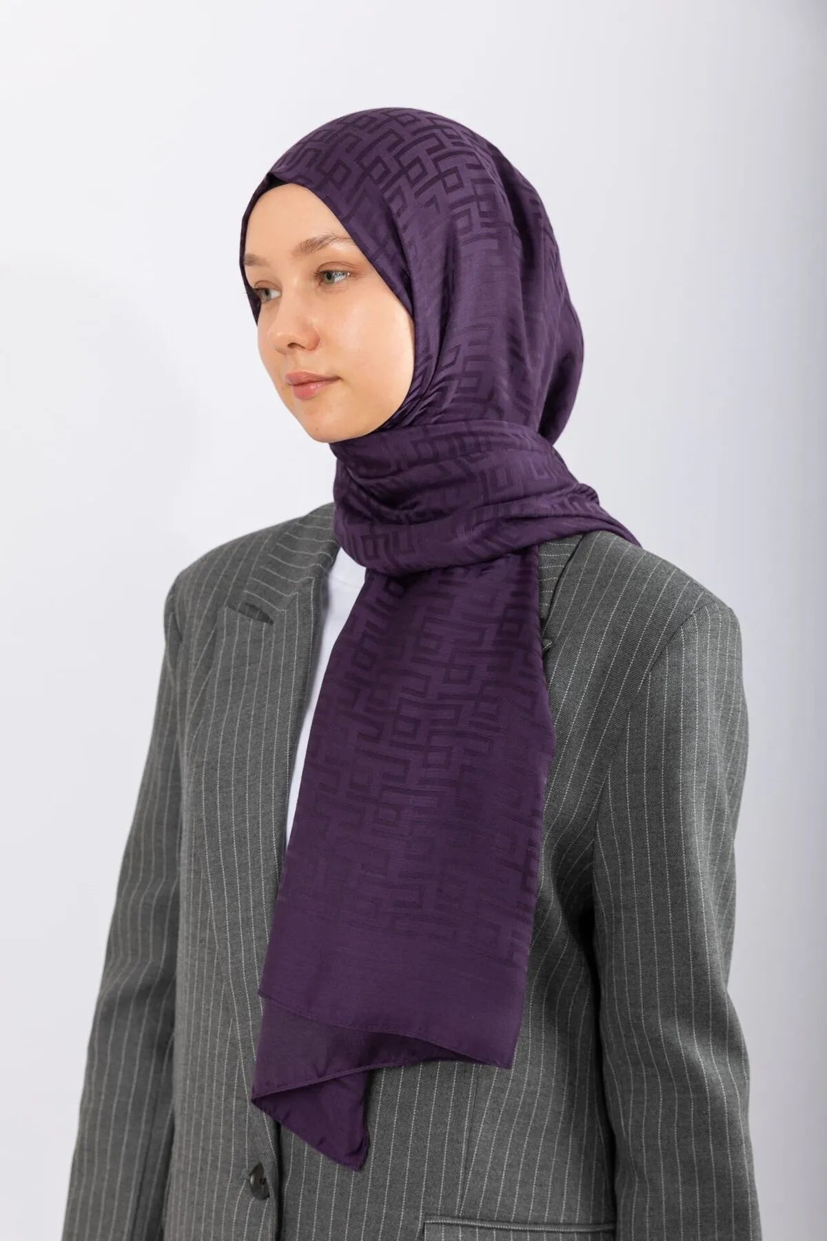 Jacquard stoles with geometric design