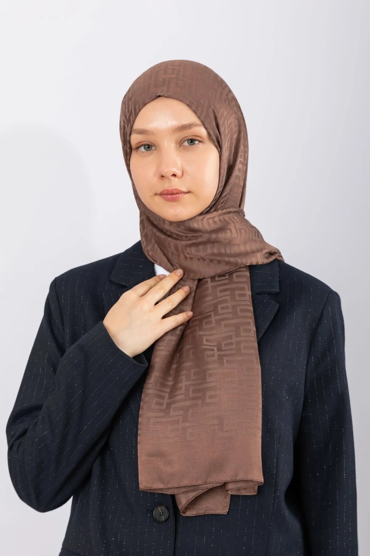 Jacquard stoles with geometric design