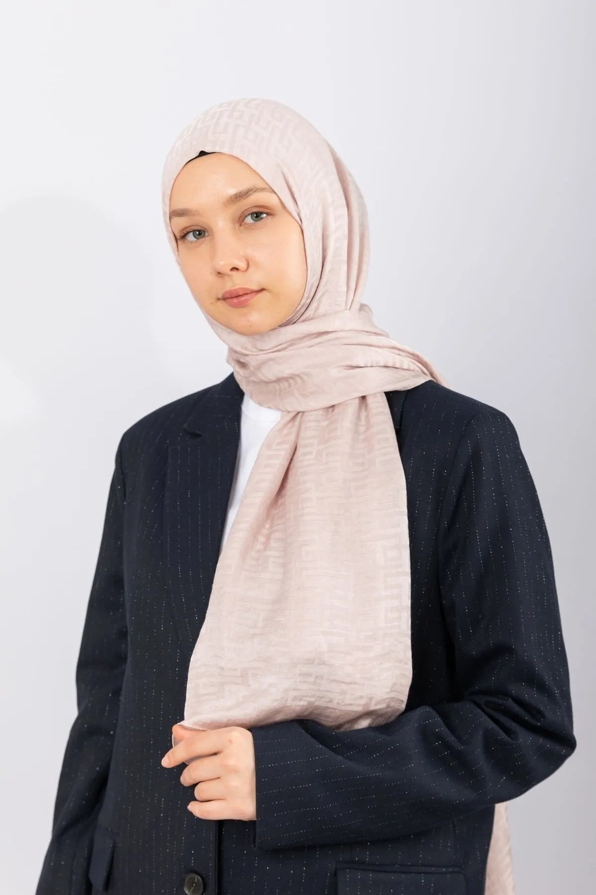 Jacquard stoles with geometric design