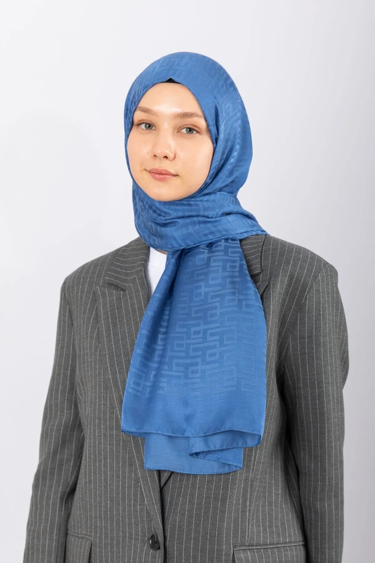 Jacquard stoles with geometric design