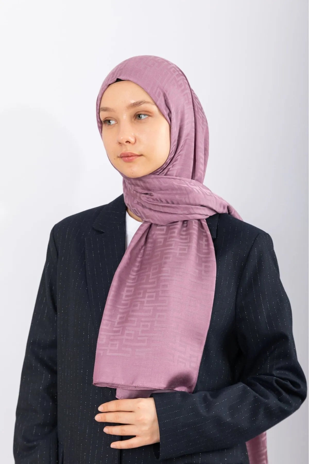 Jacquard stoles with geometric design