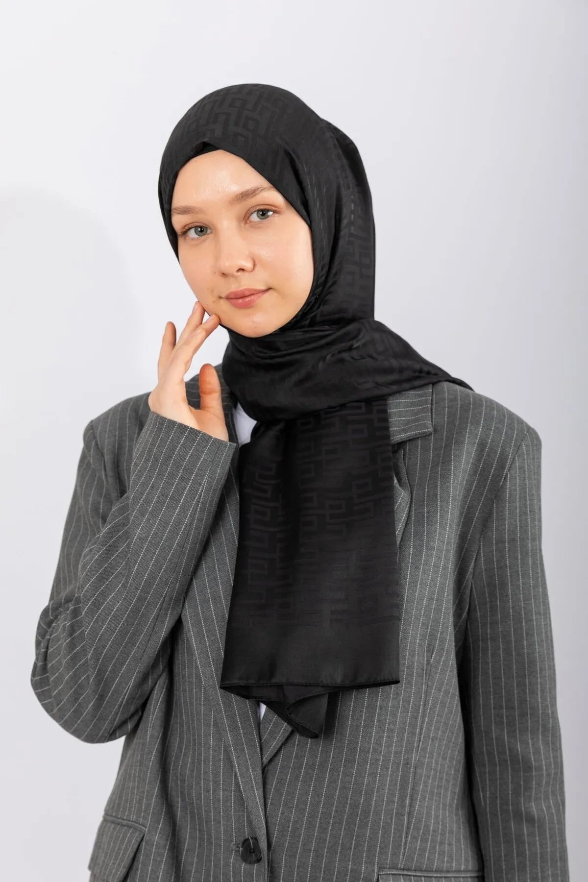 Jacquard stoles with geometric design