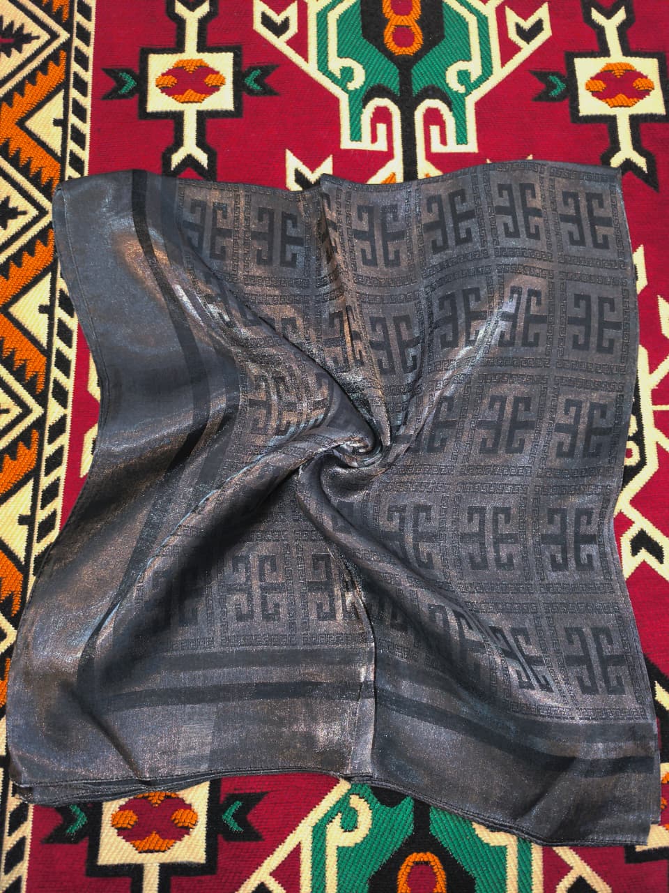 Fe Shiny Geometric Scarf