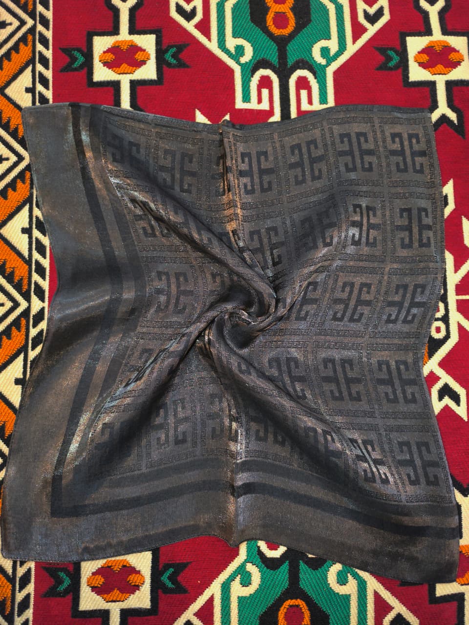 Fe Shiny Geometric Scarf