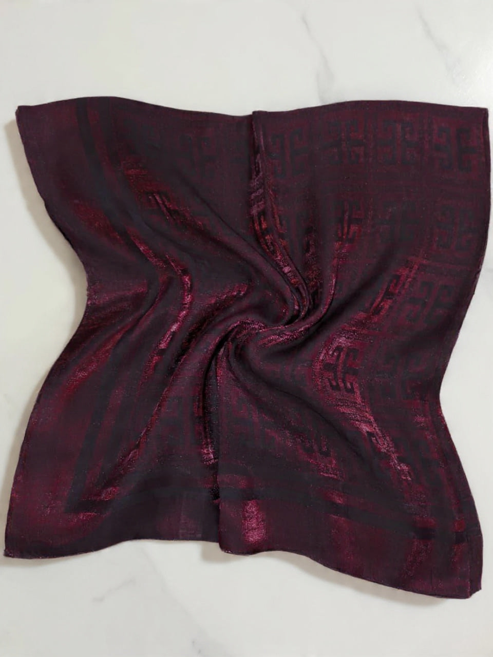 Fe Shiny Geometric Scarf